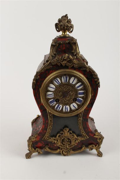 PENDULE de table en marqueterie d'écaille...