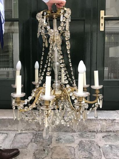 LUSTRE en bronze doré à huit bras de lumière.
H.:...