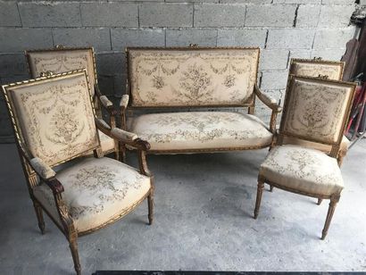 MOBILIER DE SALLE A MANGER en bois doré mouluré,...