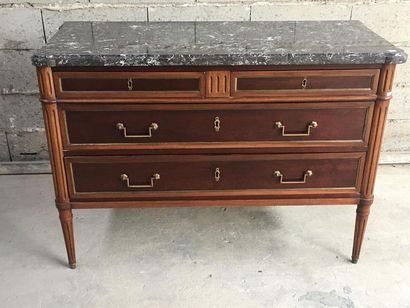 COMMODE en bois de placage ouvrant à quatre...