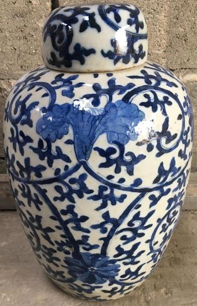 CHINE 
Pot à gingembre couvert en porcelaine...