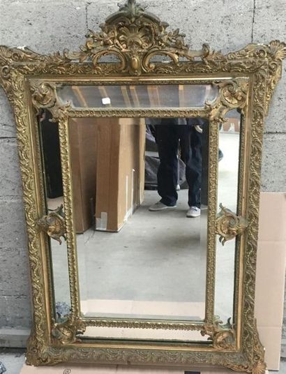 MIROIR à parcloses en bois et stucs dorés,...