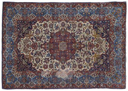 ISPAHAN
Tapis en laine et soie à décor d'...