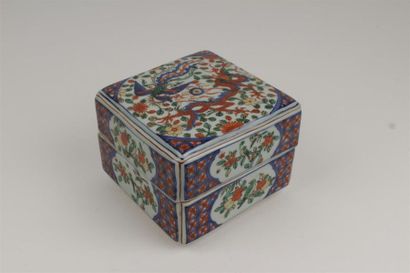 CHINE, XIXe 
Boite couverte en porcelaine...