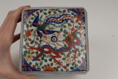CHINE, XIXe 
Boite couverte en porcelaine...
