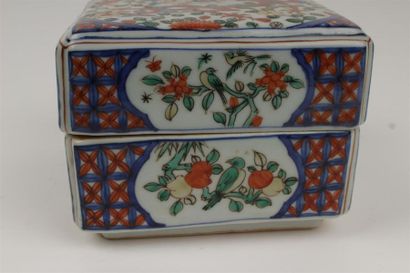 CHINE, XIXe 
Boite couverte en porcelaine...