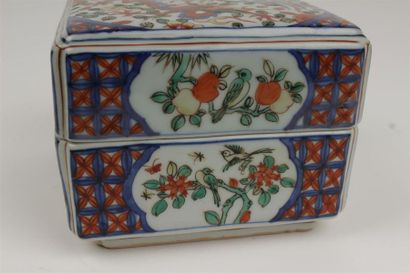 CHINE, XIXe 
Boite couverte en porcelaine...