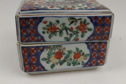 CHINE, XIXe 
Boite couverte en porcelaine...