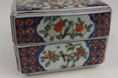 CHINE, XIXe 
Boite couverte en porcelaine...