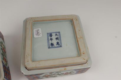 CHINE, XIXe 
Boite couverte en porcelaine...