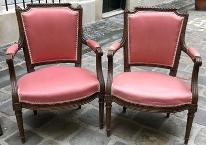 PAIRE DE FAUTEUILS en bois mouluré et sculpté....