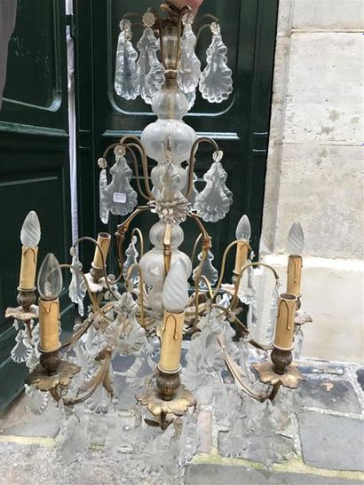 LUSTRE en bronze doré à huit bras de lumière...