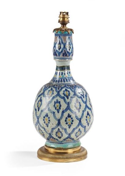 FES 
Vase à long col en faïence à décor de...