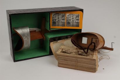 DEUX STEREOSCOPES avec vues sur carton. 