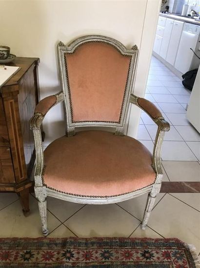 PAIRE DE FAUTEUILS en cabriolet en bois sculpté,...