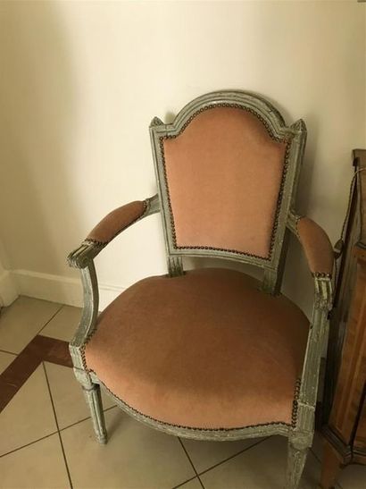 PAIRE DE FAUTEUILS en cabriolet en bois sculpté,...