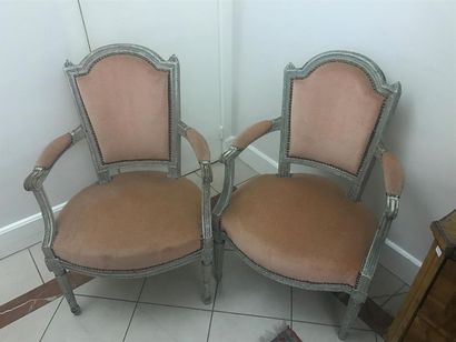 PAIRE DE FAUTEUILS en cabriolet en bois sculpté,...