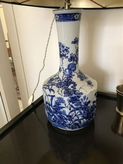 CHINE 
Lot de trois vases en porcelaine à...