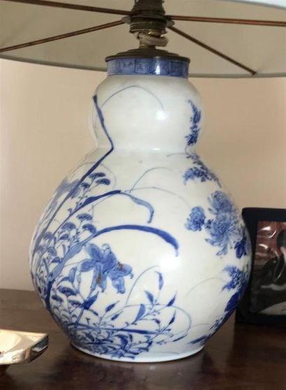 CHINE 
Lot de trois vases en porcelaine à...