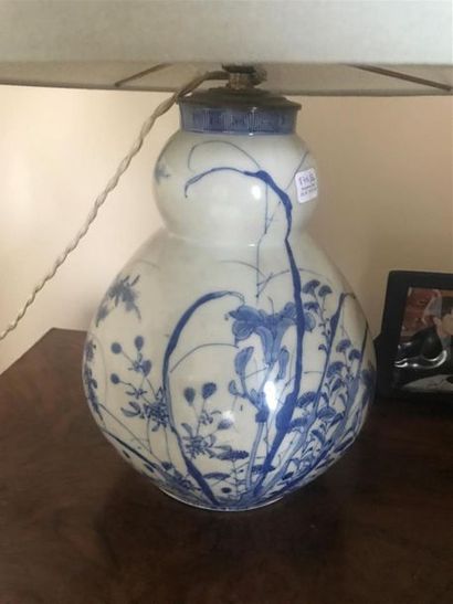 CHINE 
Lot de trois vases en porcelaine à...