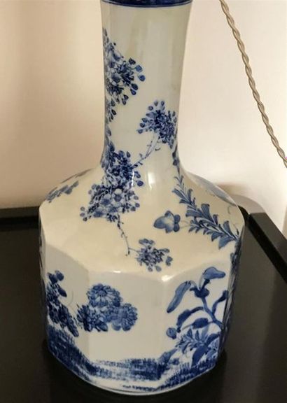 CHINE 
Lot de trois vases en porcelaine à...