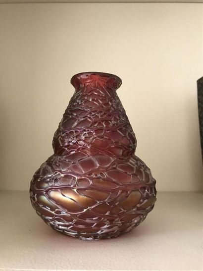 VASE en verre soufflé irisé. 
Travail moderne.
Haut....