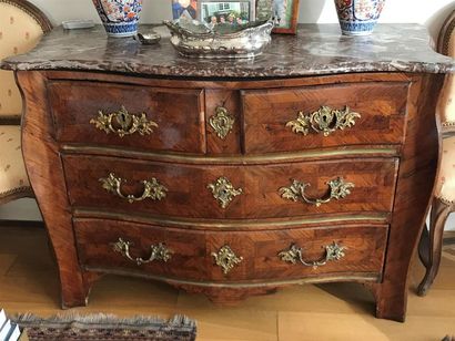 COMMODE tombeau en bois de placage ouvrant...