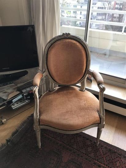 PAIRE DE FAUTEUILS en cabriolet en bois laqué...