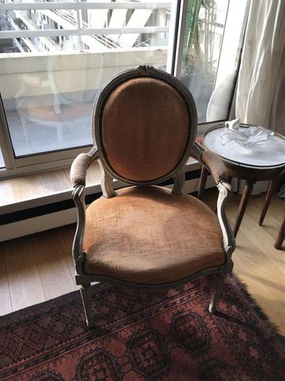 PAIRE DE FAUTEUILS en cabriolet en bois laqué...