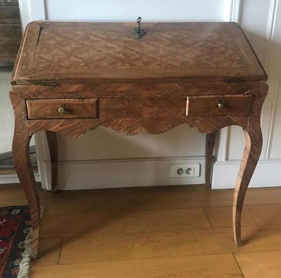 BUREAU dos d'âne en marqueterie géomètrique,...