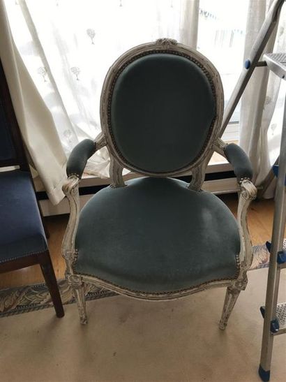 PAIRE DE FAUTEUILS en cabriolet en bois laqué...