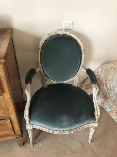 PAIRE DE FAUTEUILS en cabriolet en bois laqué...