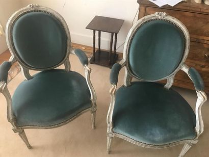 PAIRE DE FAUTEUILS en cabriolet en bois laqué...