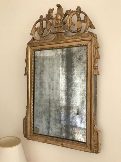 MIROIR en bois et stuc dorés, le fronton...