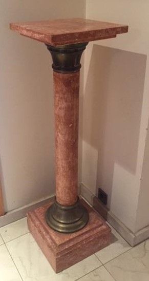 COLONNE en marbre rouge et bronze 
H. 120...