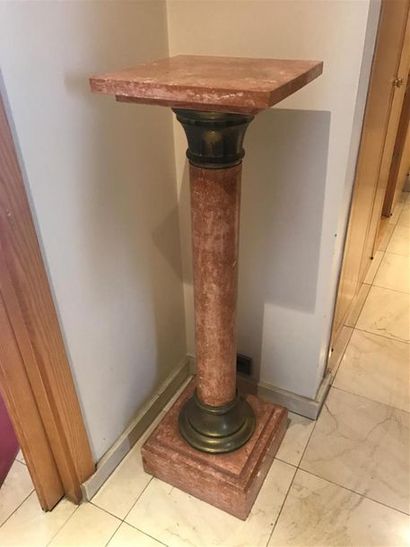 COLONNE en marbre rouge et bronze 
H. 120...