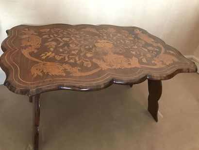 PETITE TABLE à plateau violoné à décor d'une...