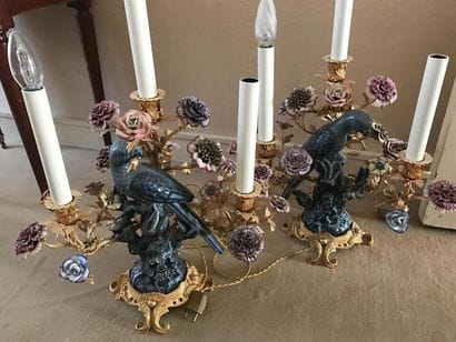 PAIRE DE LAMPES en bronze redoré et porcelaine...