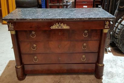 COMMODE en acajou et placage d'acajou ouvrant...