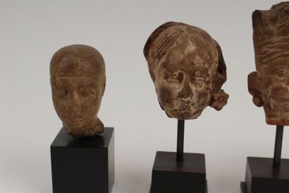 SIX TETES en pierre sculptée et terre cuite...