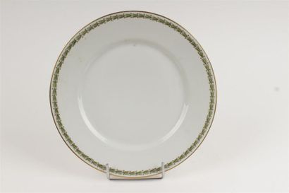 LIMOGES - Partie de service de table en porcelaine...