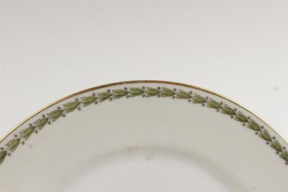 LIMOGES - Partie de service de table en porcelaine...