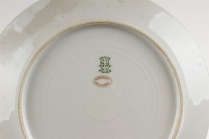 LIMOGES - Partie de service de table en porcelaine...