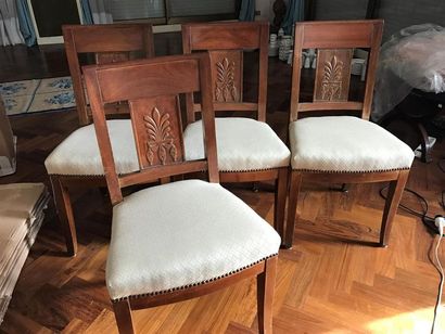 SUITE de quatre chaises à dossier bandeau...