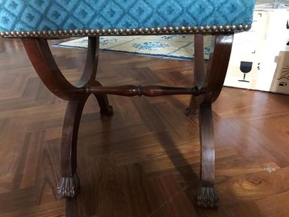 TABOURET curule en acajou. Piètement croisé...