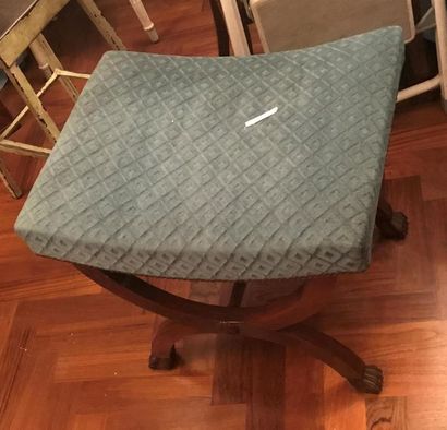 TABOURET curule en acajou. Piètement croisé...