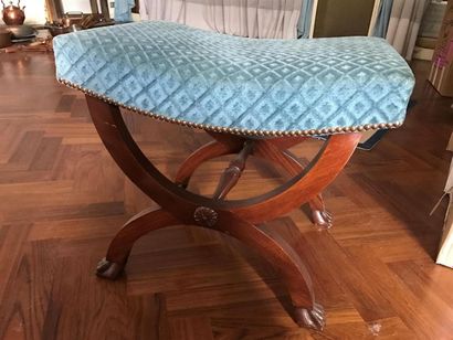 TABOURET curule en acajou. Piètement croisé...