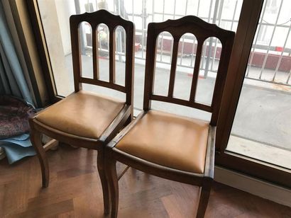 PAIRE DE FAUTEUILS en bois naturel mouluré...