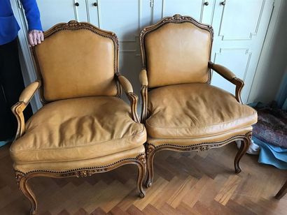 PAIRE DE FAUTEUILS en bois naturel mouluré...
