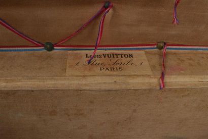 LOUIS VUITTON, 1 rue Scibe 
Petite malle...